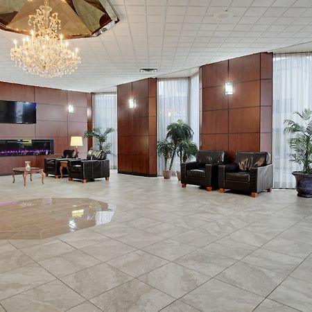 Travelodge By Wyndham Ллойдмінстер Екстер'єр фото