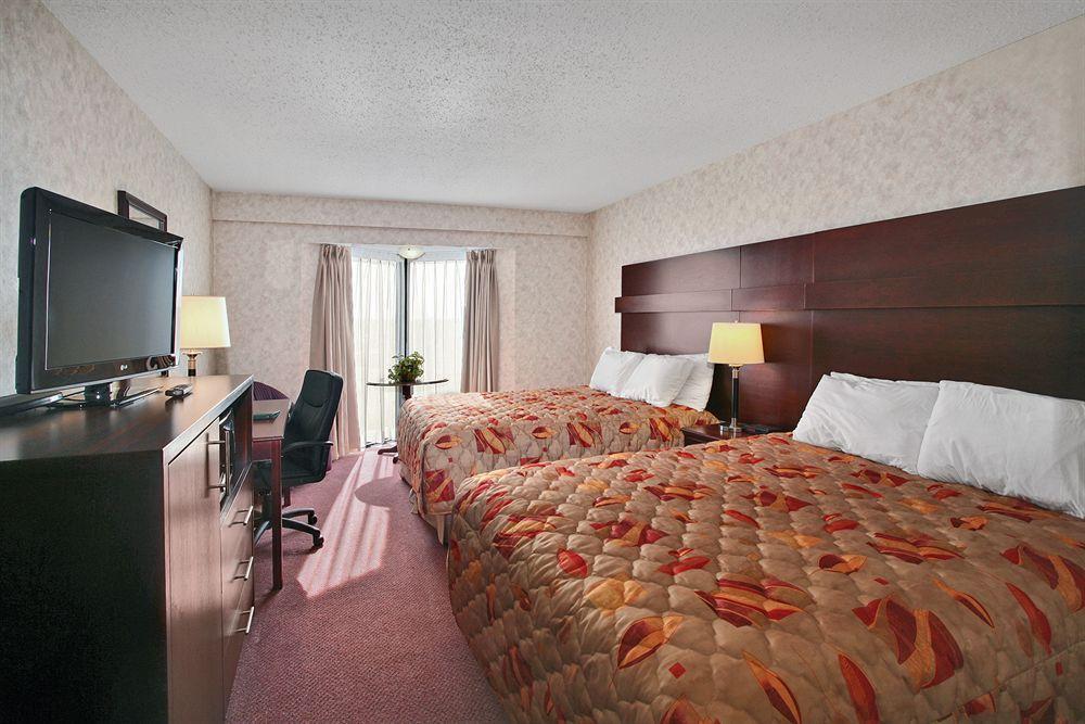 Travelodge By Wyndham Ллойдмінстер Екстер'єр фото