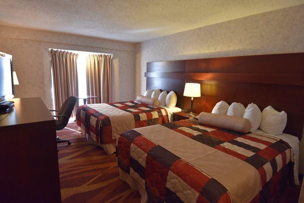 Travelodge By Wyndham Ллойдмінстер Екстер'єр фото